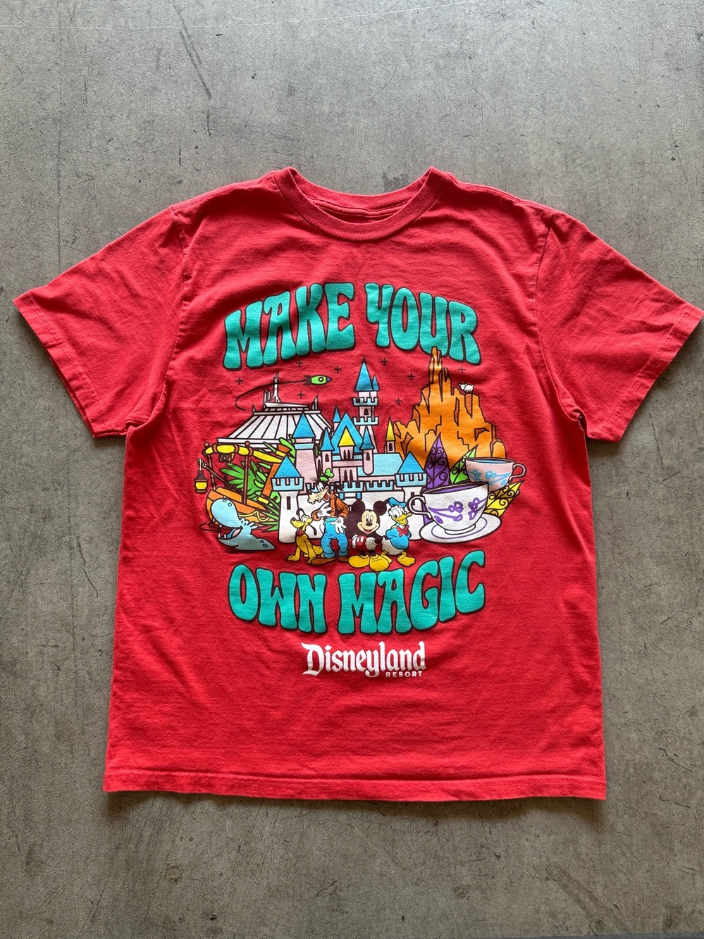 Disneyland Red 'Make Your Own Magic' Graphic Tee - 100% cotton - L
